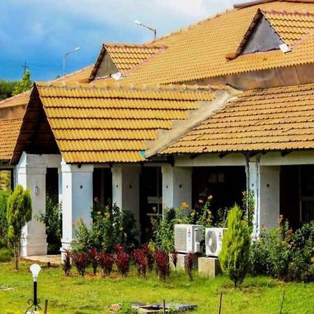 Pavanputra Clarks Inn Hassan Bagian luar foto