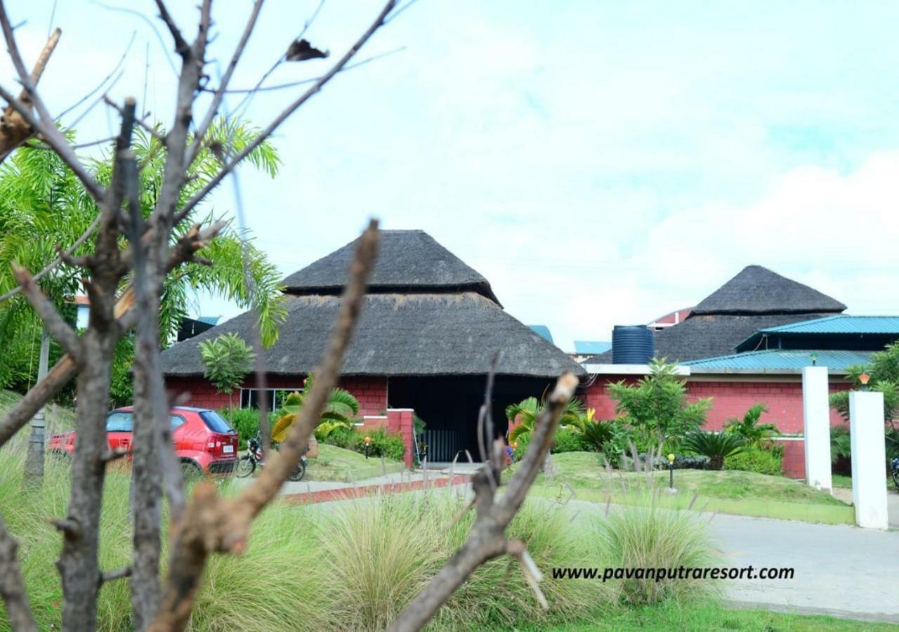 Pavanputra Clarks Inn Hassan Bagian luar foto